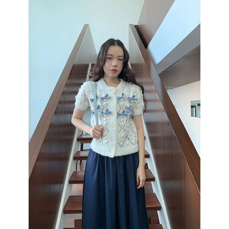 Short sleeved knitted sweater