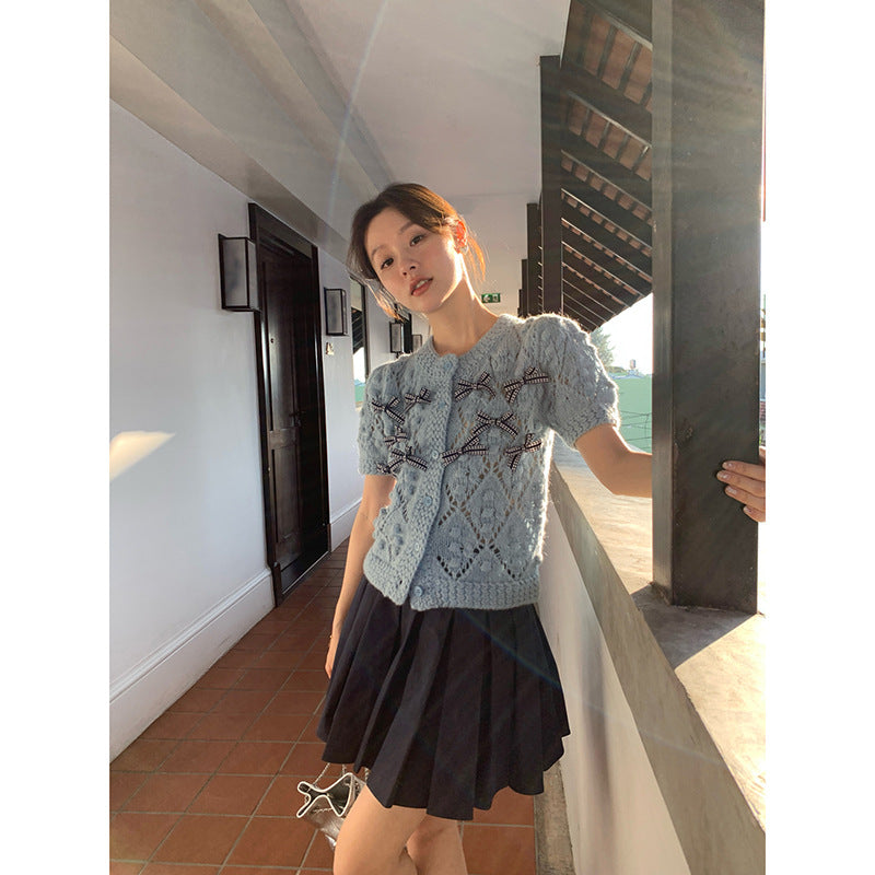 Short sleeved knitted sweater